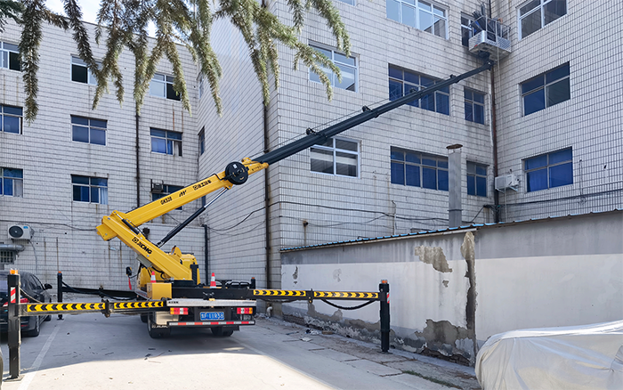 徐工GKS28D高空作业车为楼宇外立面高效精准施工
