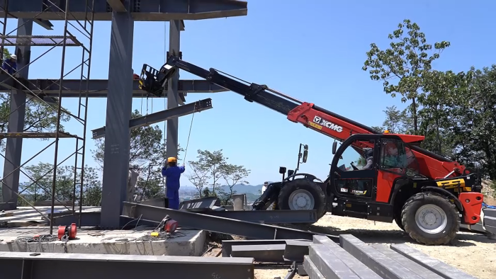 山区“变形记”！徐工XT4018K助力全钢寺庙建设