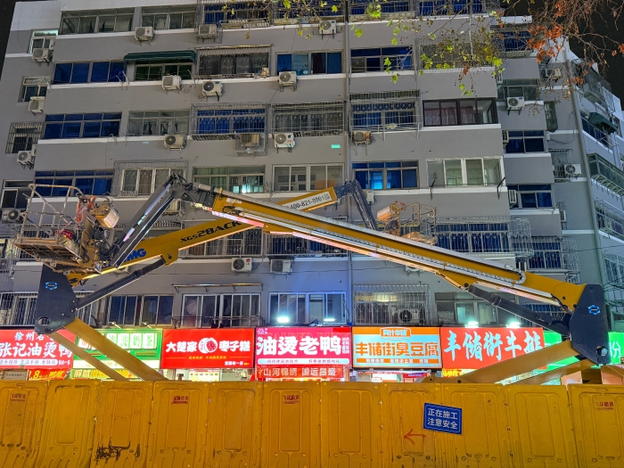穿街过巷的“改造艺术家”！徐工电动直臂高空作业平台精准施技丰储街改造