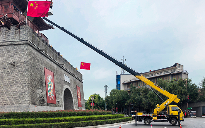 徐工 GKS326 助力文昌阁 “中国红” 绽放，高效平稳守护国旗荣光