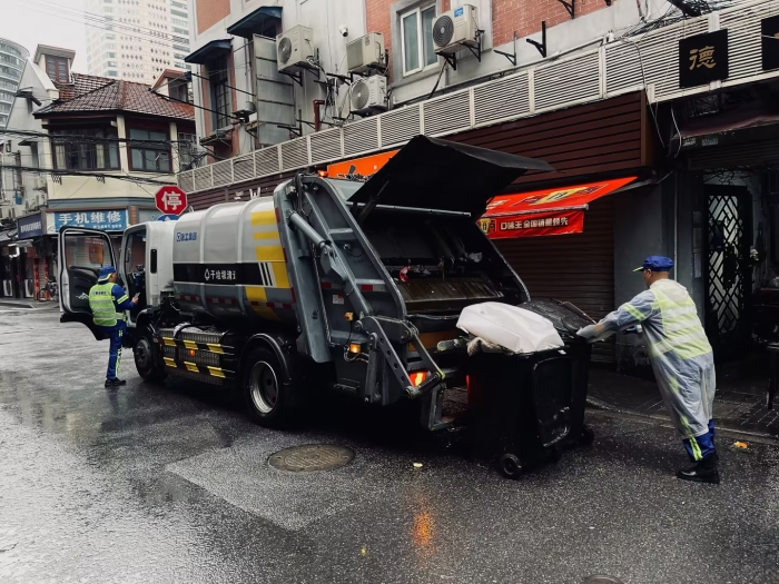 南京东路人流如织垃圾多？徐工XGH5120ZYSXBEV：轻松搞定！