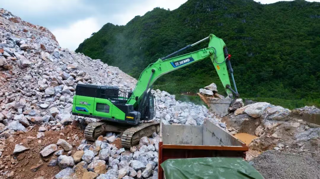广西“石料大户”亲测：徐工XE380EV电挖，年省六七成！