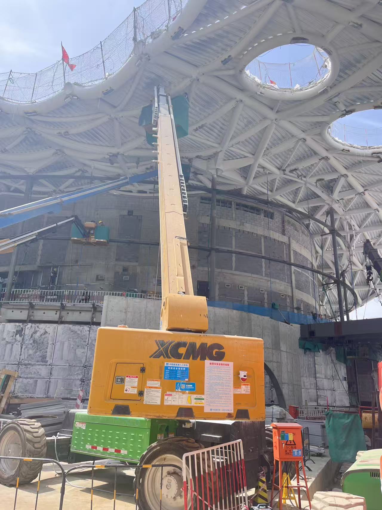 云端起舞！徐工高空作业平台助力雄安“财富之门”幕墙精准“换装”