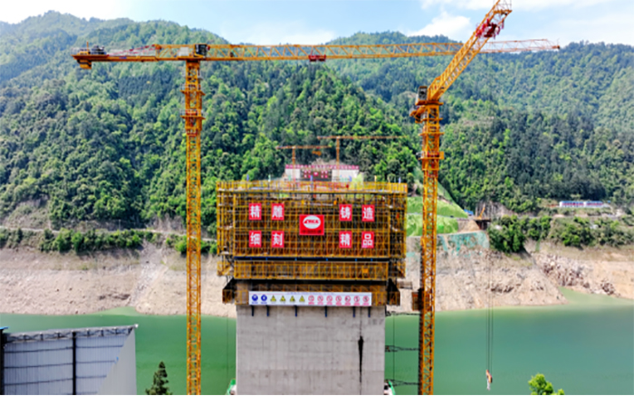 飞虹再起 “徐工金”助建黔东南第一高桥