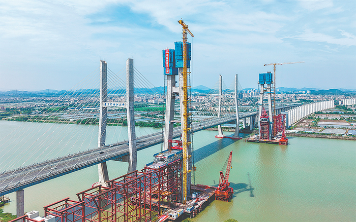 钢铁巨臂耀珠江：徐工XGT7527A-18S助力深江铁路主桥建设