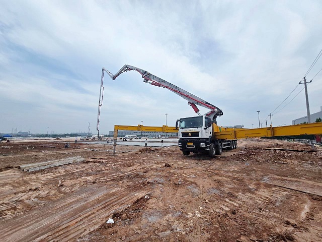 徐工HB72V泵车助力零跑汽车配套厂房建设