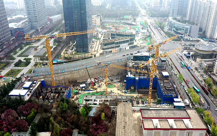 云起松间！徐工群塔助力西安“双子塔”地标建设