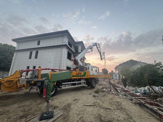 乡村振兴！徐工HB37V泵车助力泰州高港新农村自建房建设